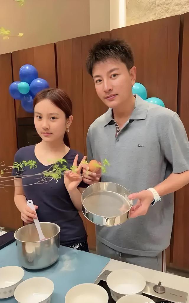 贾乃亮这届爸爸已经开始卷空气了如今家长圈的内卷早已换了赛道，不再只拼外在，更藏在