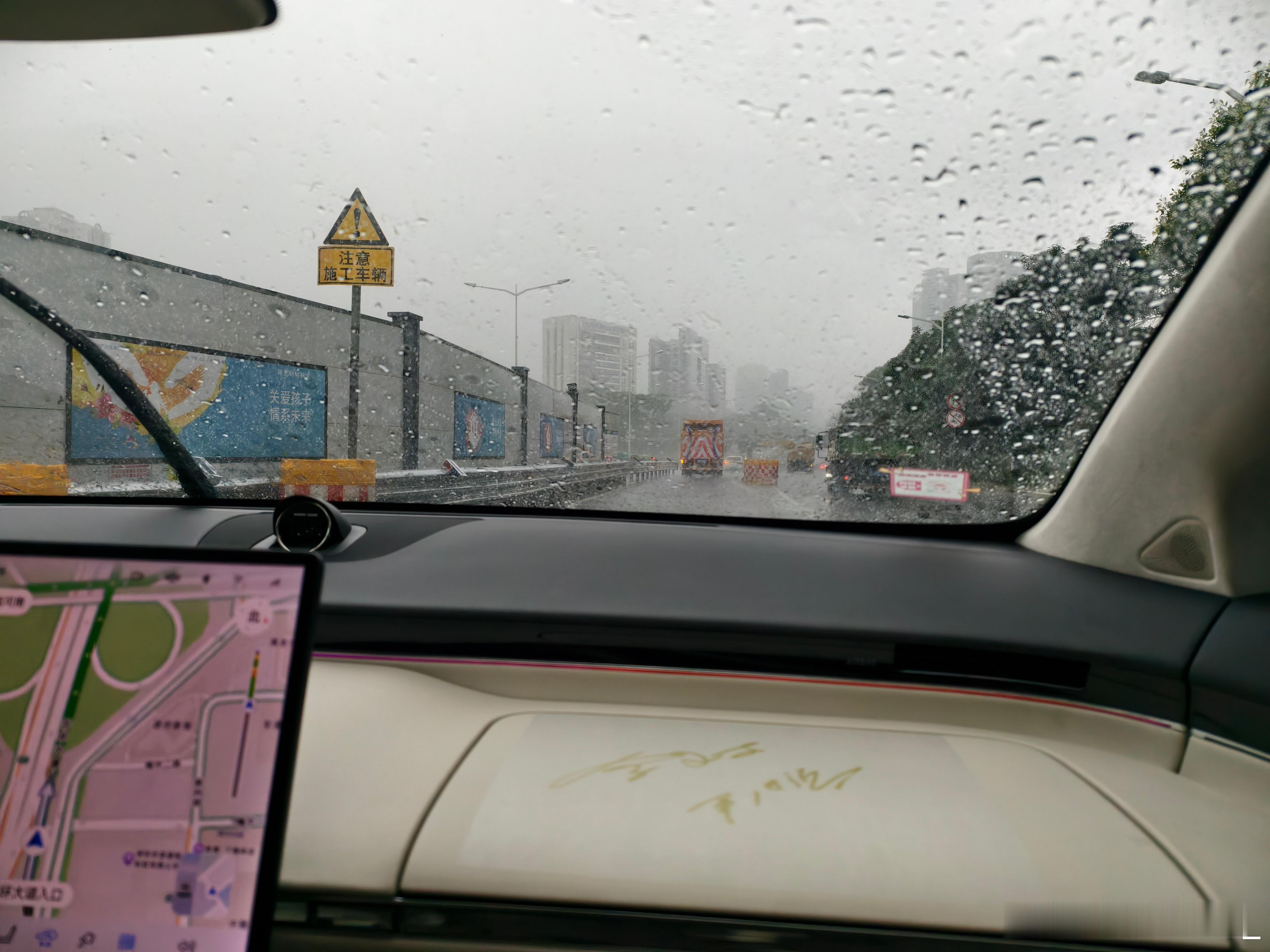 不是，我自己拍车下雨就算了，我去恭喜朋友提车也下雨？服了[淡淡的][淡淡的][淡