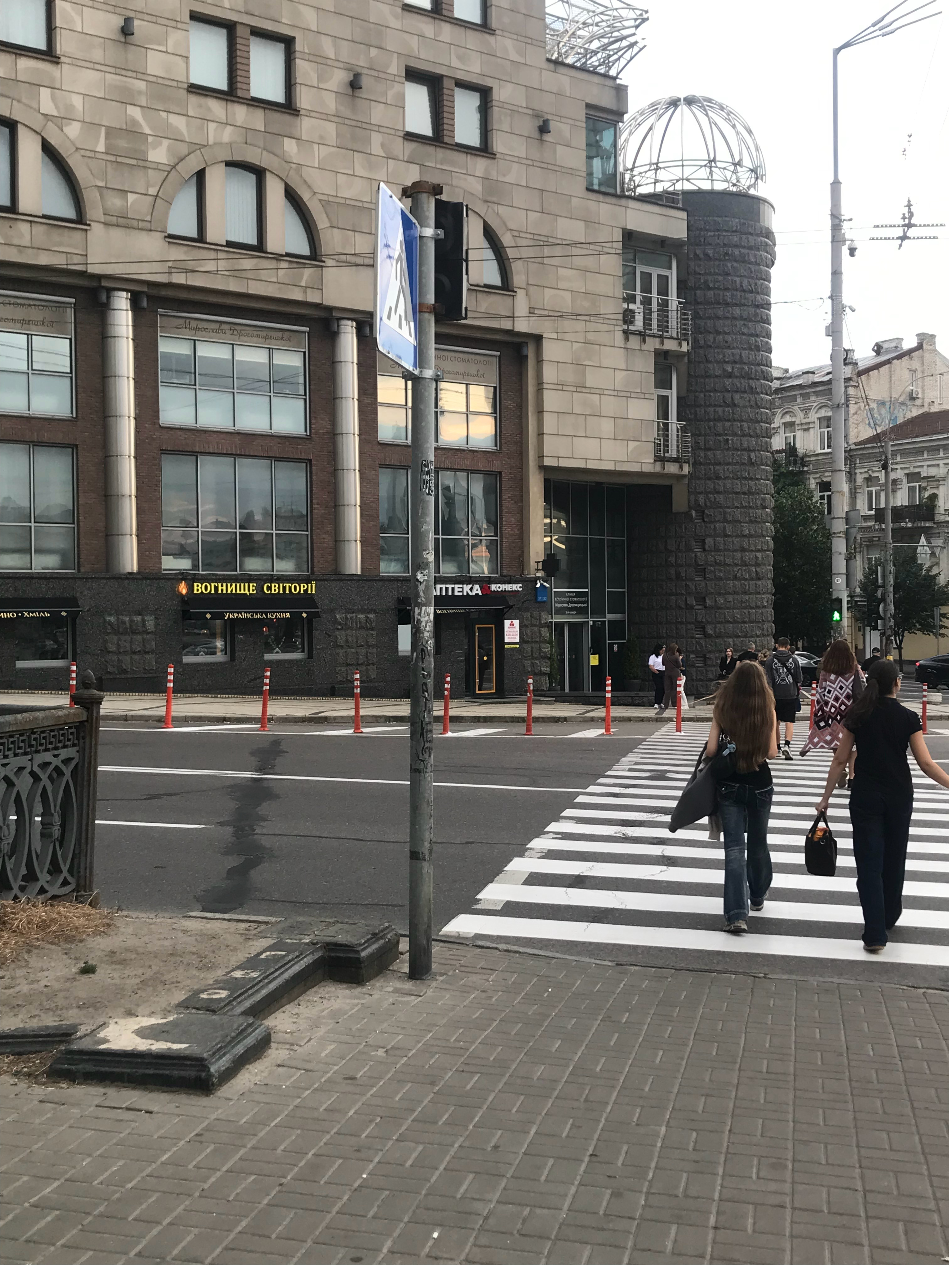 马路对面看到我们乌克兰家常菜餐厅的招牌 乌克兰·基辅