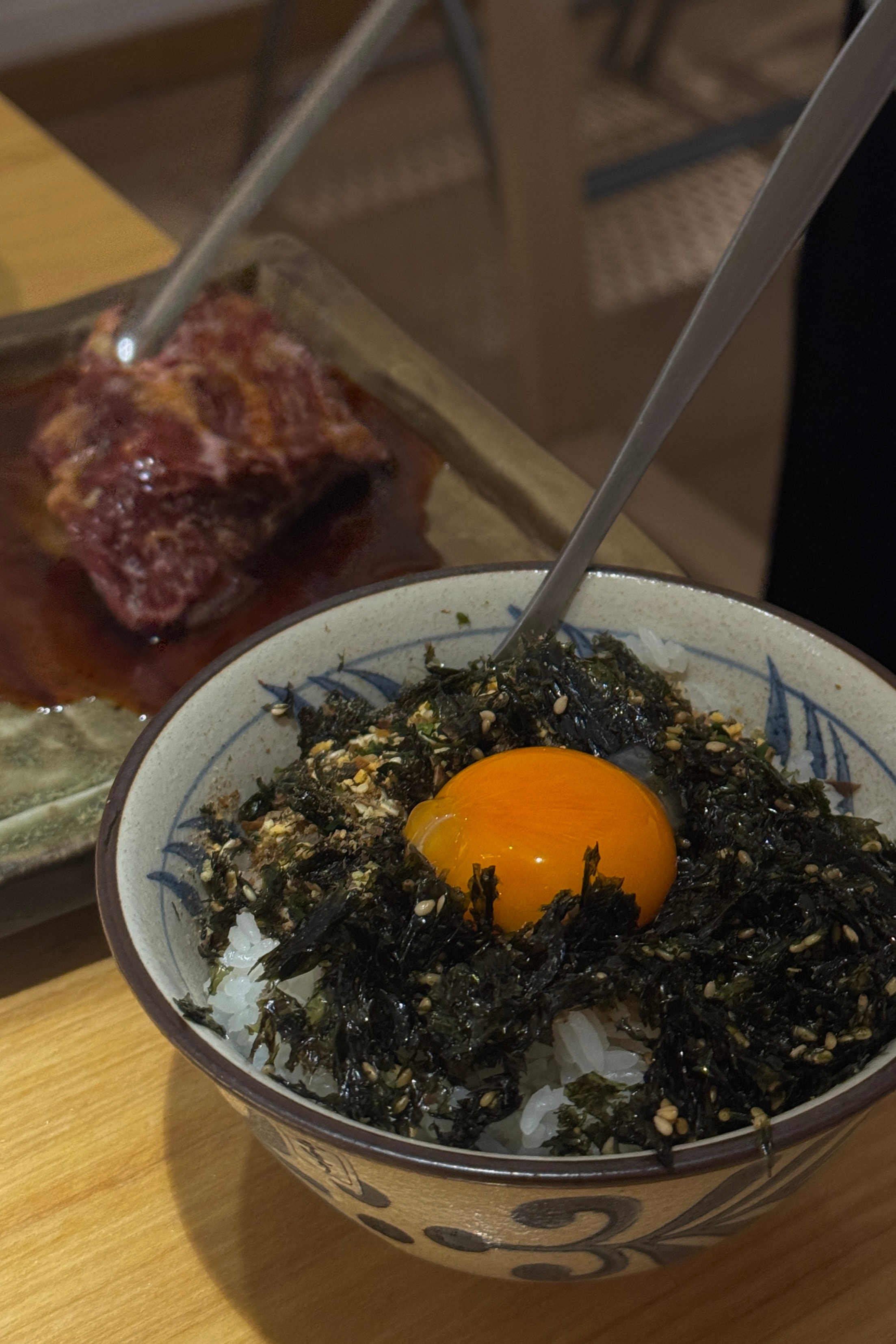 吃到一家很惊讶的烤肉。叫燊·烧肉，属于环境各方面都一般般看着也不精致但是吃到嘴里