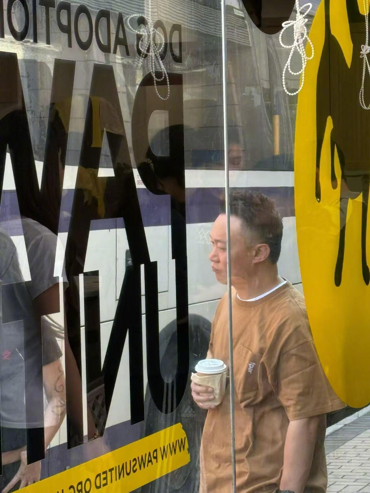 陈奕迅怎么成这样了 有网友街头偶遇陈奕迅，发现他把留了好多年的卷发剪短了，我还以