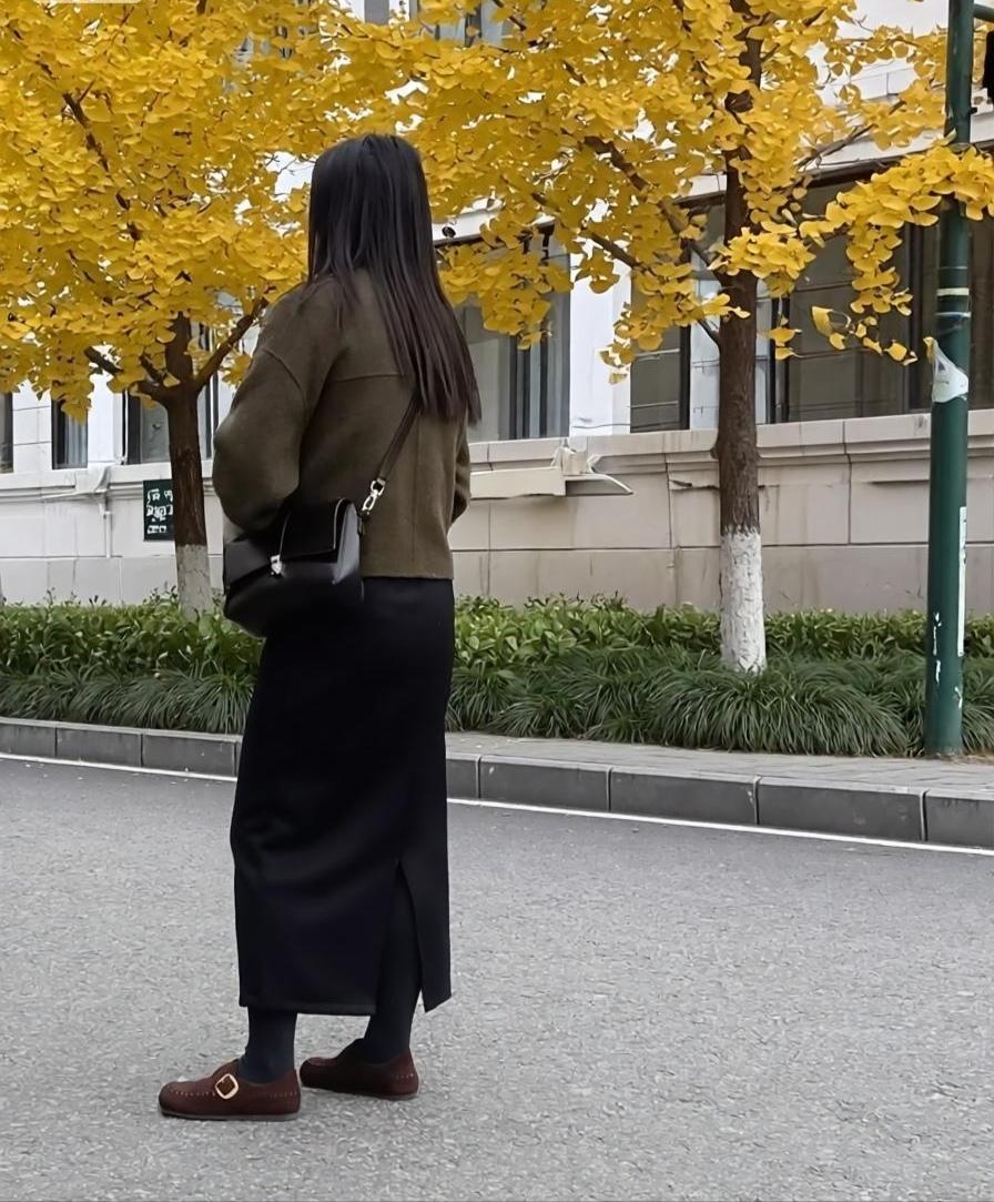 秋天，枫叶红、银杏黄，叶子渐渐飘落，像蝴蝶翩翩起舞，枯叶铺地如同地毯。
秋高气爽