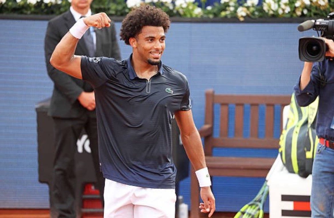 体育大赏 菲斯 6-2 7-6（2）卢布列夫，夺得巴塞罗那ATP500冠军。半决