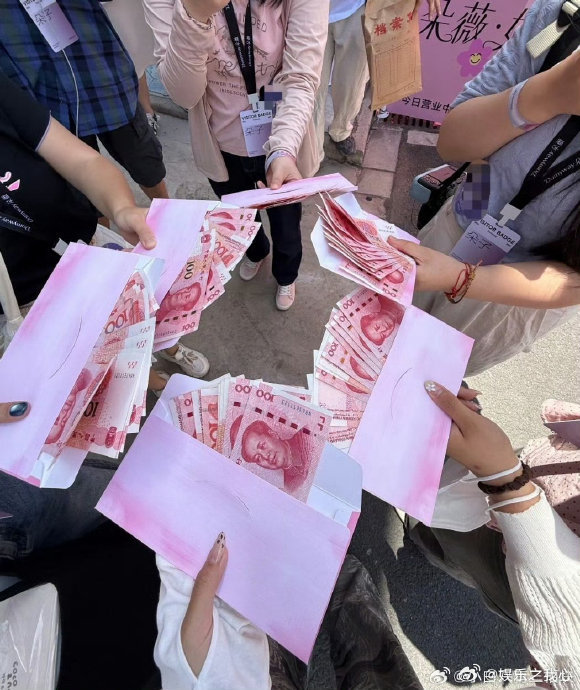 黄子韬演唱会伴手礼在娱乐界，黄子韬一直以他独特的个性和才华吸引着无数粉丝。他的每