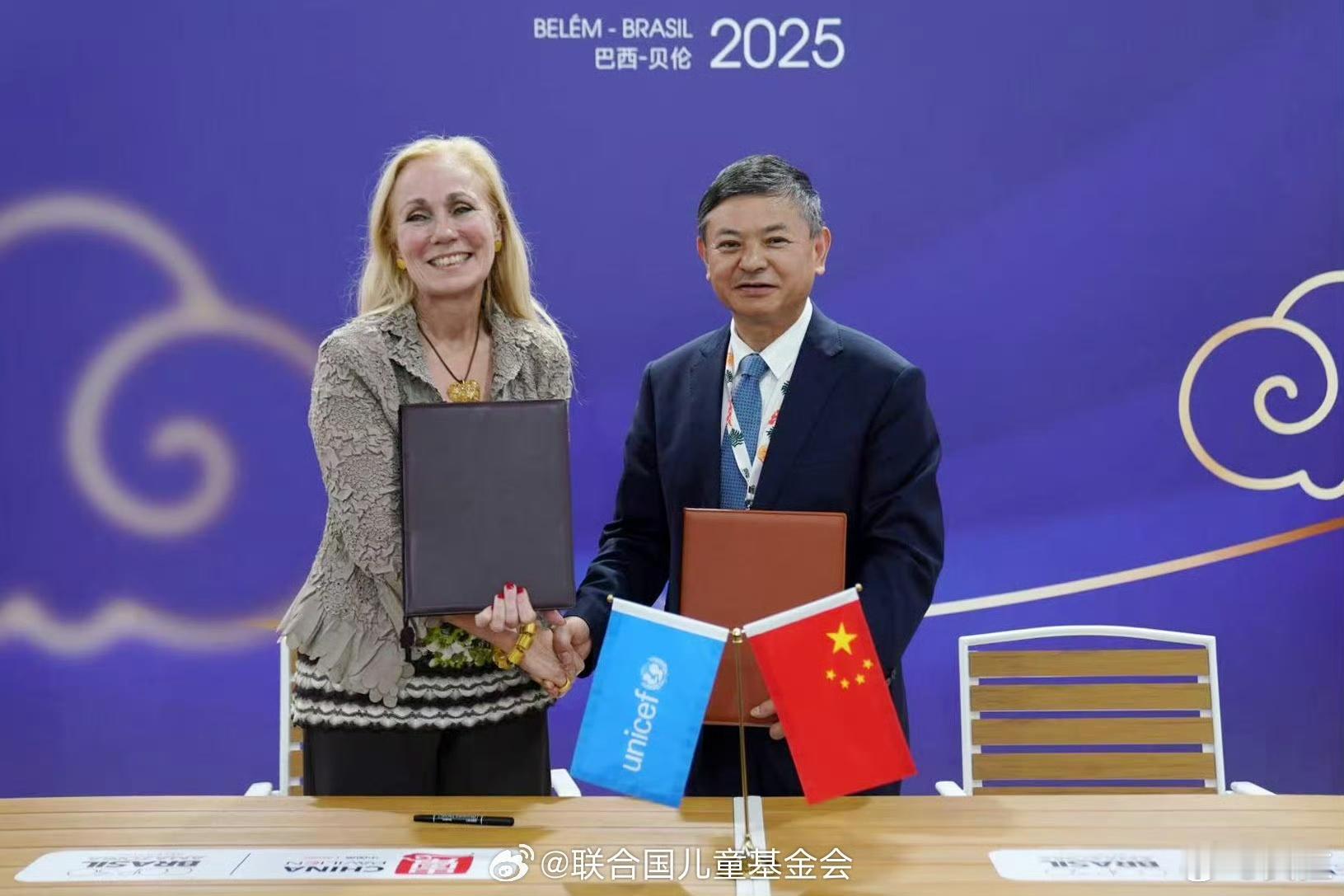 答案藏在 的这场合作里🌍！ 部长黄润秋与 副执行主任凯蒂·范德海登，在会议期间