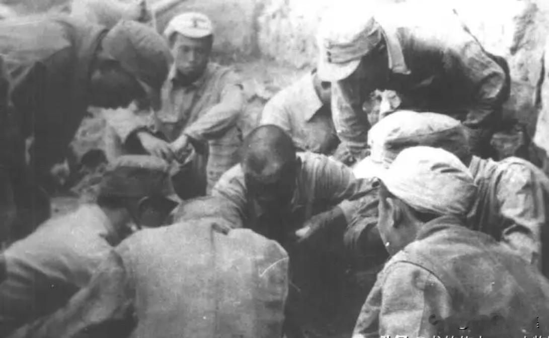 抗战时期，120师358旅旅长张宗逊向指挥员部署作战任务。他非常擅长利用地形设伏