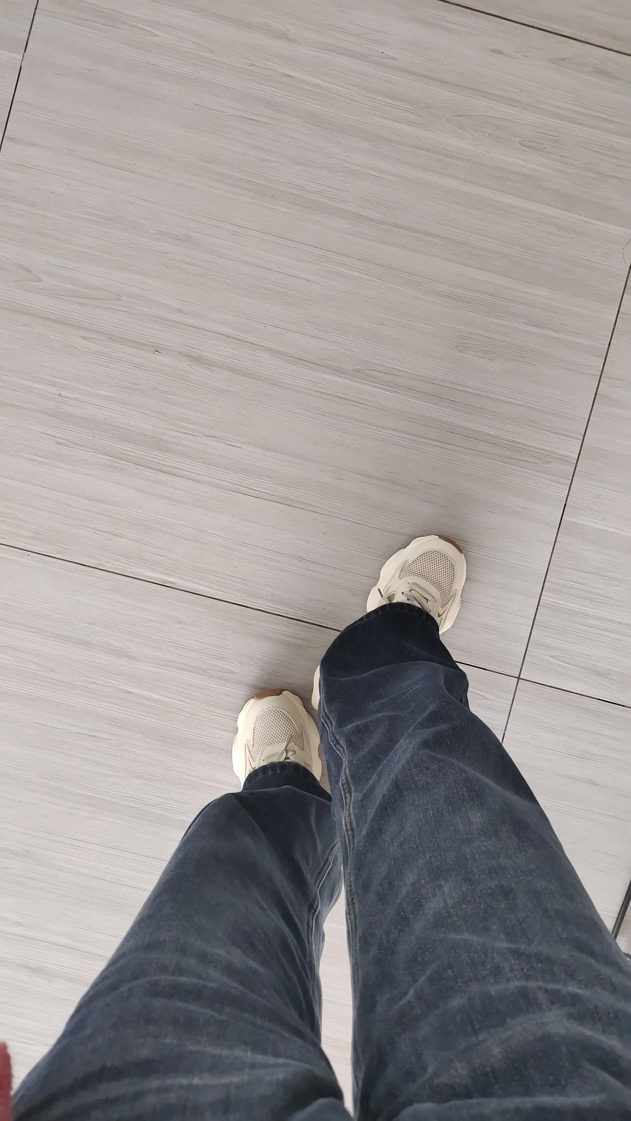 现在的天气，早晚温度低，我穿一条厚裤子觉得腿上凉嗖嗖的。今天就穿了一条薄绒牛仔裤