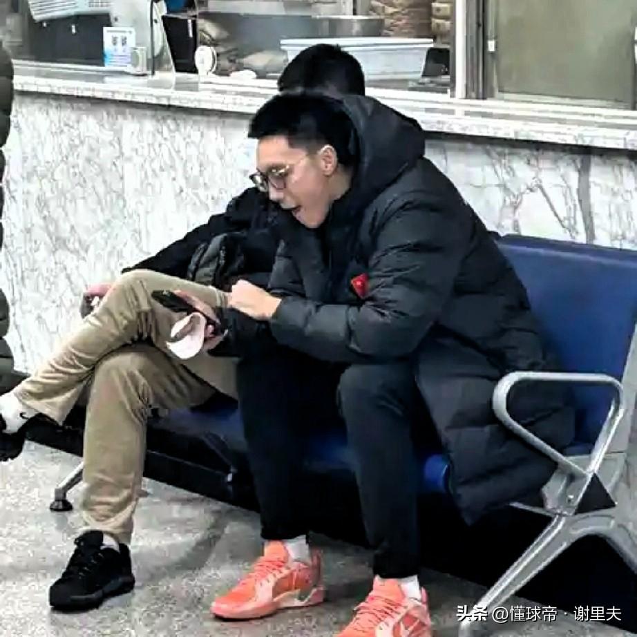 最新消息！胡明轩一回国就去医院检查身体，恕我直言，杜锋真应该关注一下球员的健康管