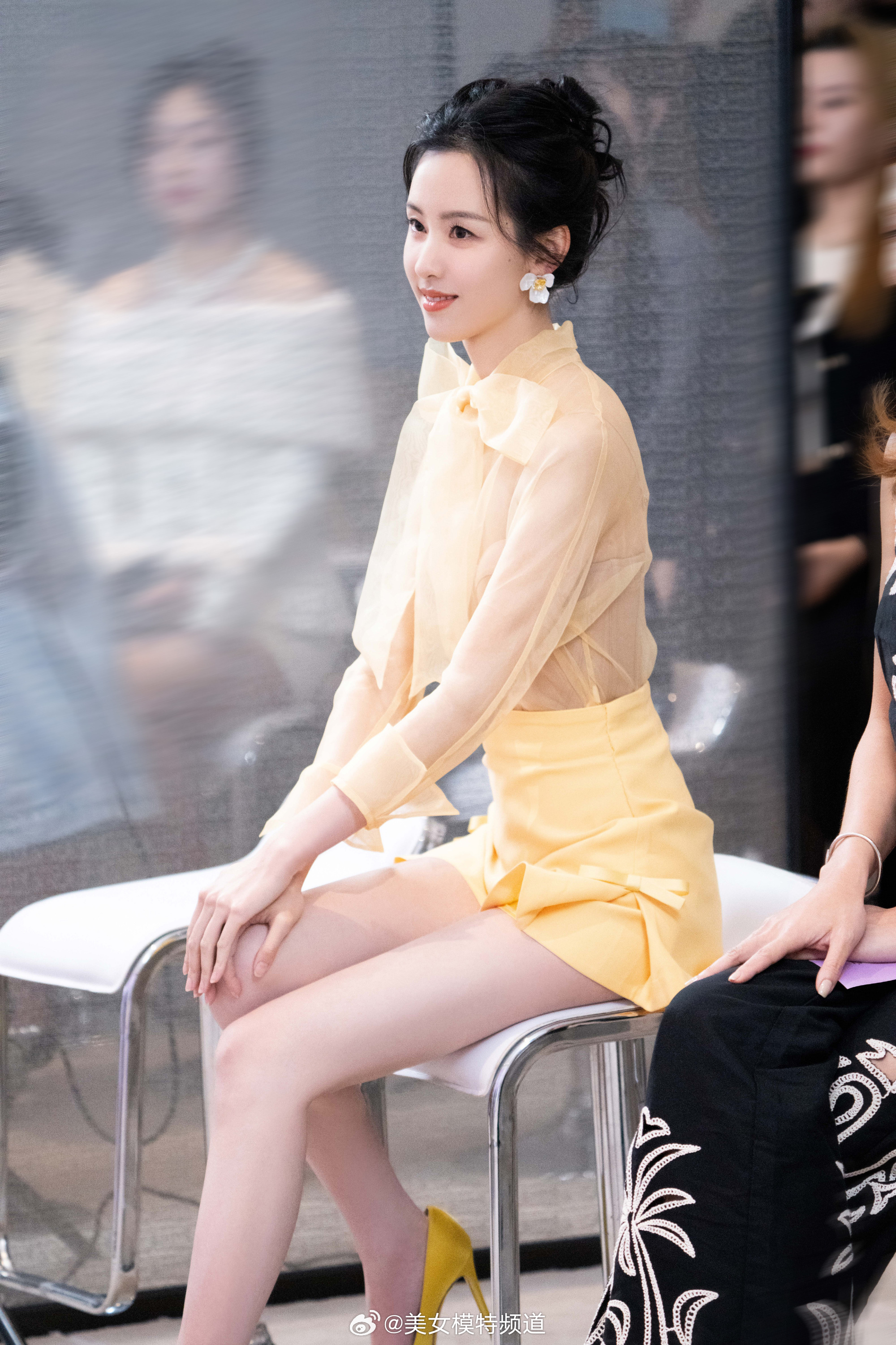 陈都灵甜美写真 