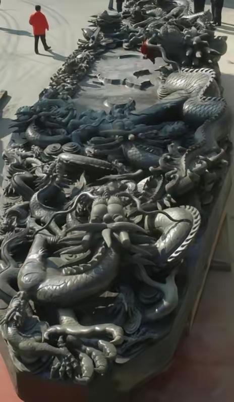 1991年，河北一村民上山砍柴，又累又热，坐在一块石头上歇息，不料这一坐，竟让他