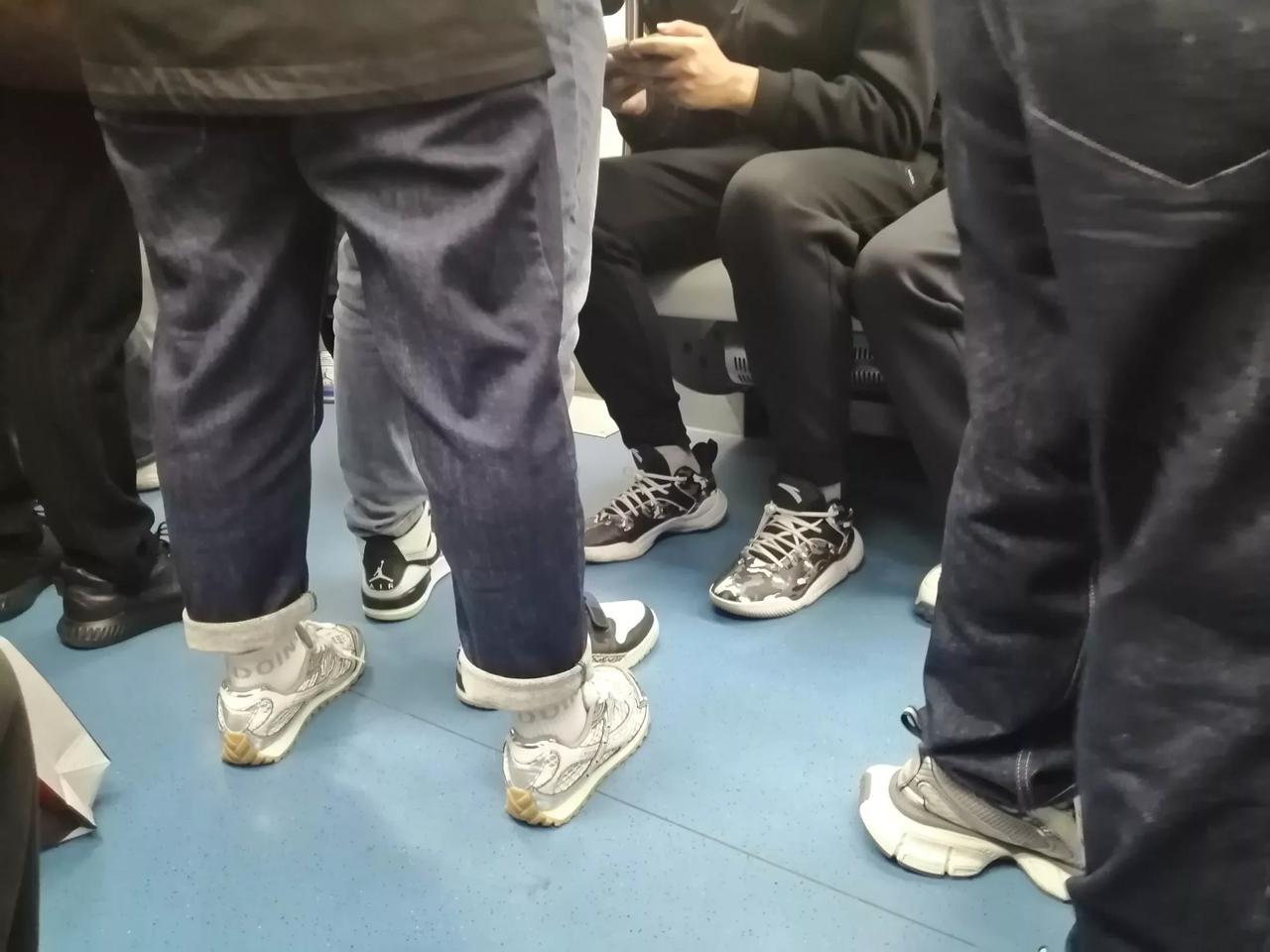 【年轻的朋友应随着生活环境的变化而提高思想境界】

近年来一些大中城市的飞速发展