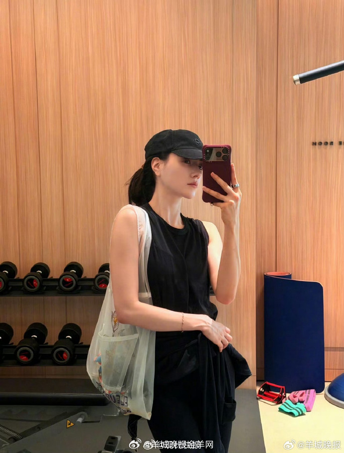 #娜然露腰秀身材#【#娜然秀马甲线#】3月25日， 更新健身六宫格，身穿紧身瑜伽