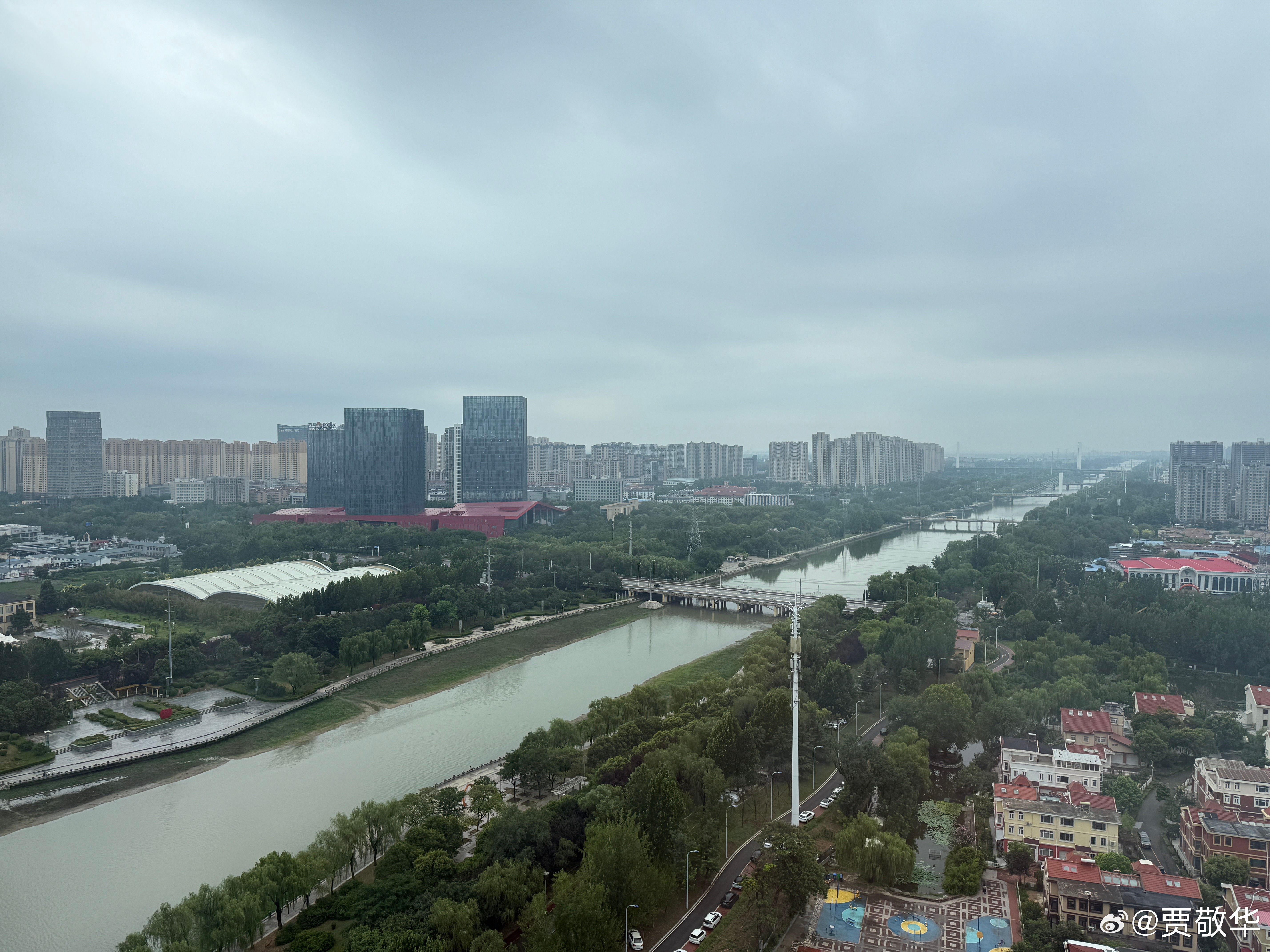 #每天早起打卡# 昨天迎来了夏天的第一场雨，可惜外面还是有点热。起床，干饭去。 