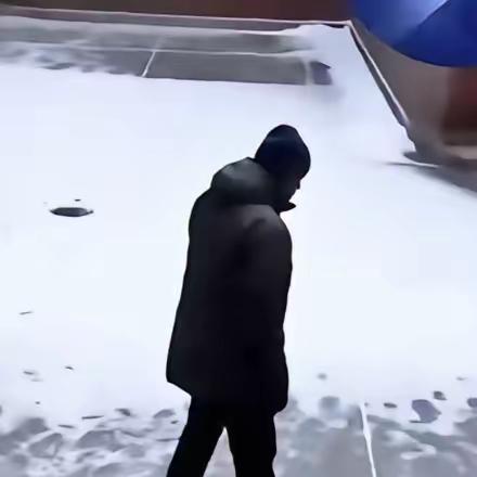 在纽约看守所里面出现了马杜罗巨大的身影，看上去他已经有些驼背非常地低沉，在户外走