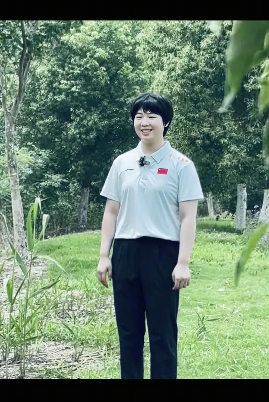 在绿意盎然的小路上，笑容灿烂的她，仿佛置身于童话世界。
〈大丫头单纯可爱〉