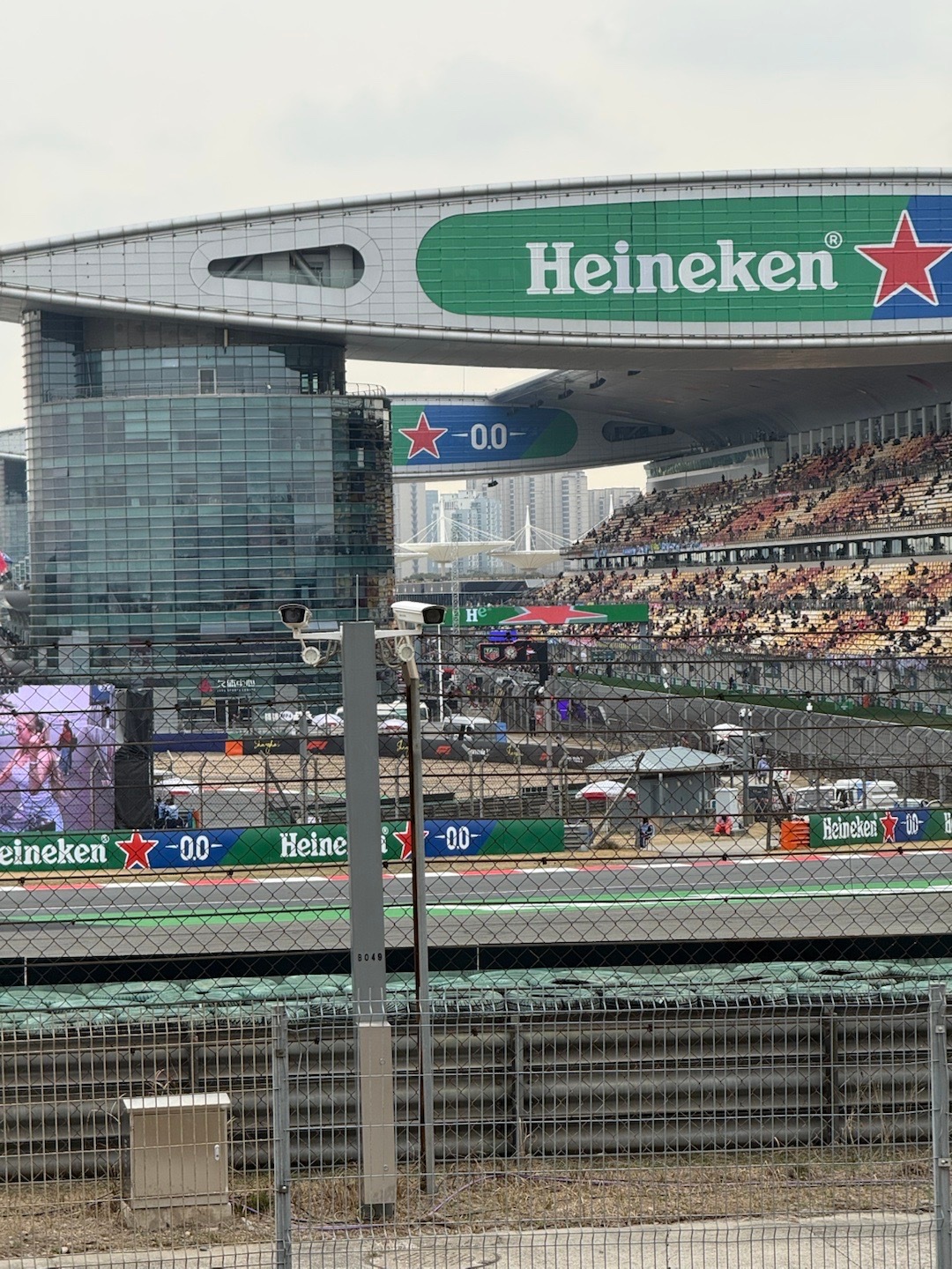 一路奔着小周就来啦！！ 这次在B展台，离1号弯的刹车点很近，下午美美看比赛咯～上