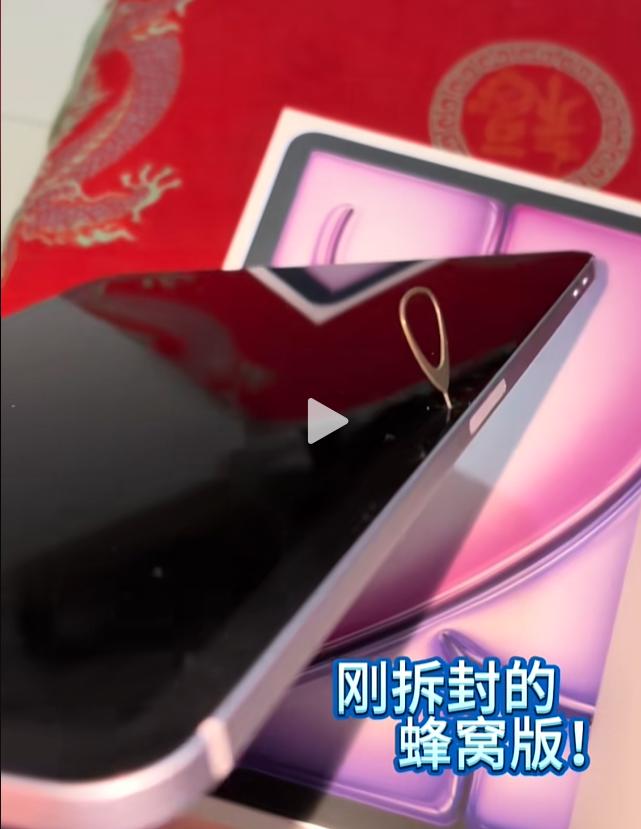 抽象照进现实，差点把我笑死！
女子把iPad摄像头当卡槽，捅爆屏幕还理直气壮维权