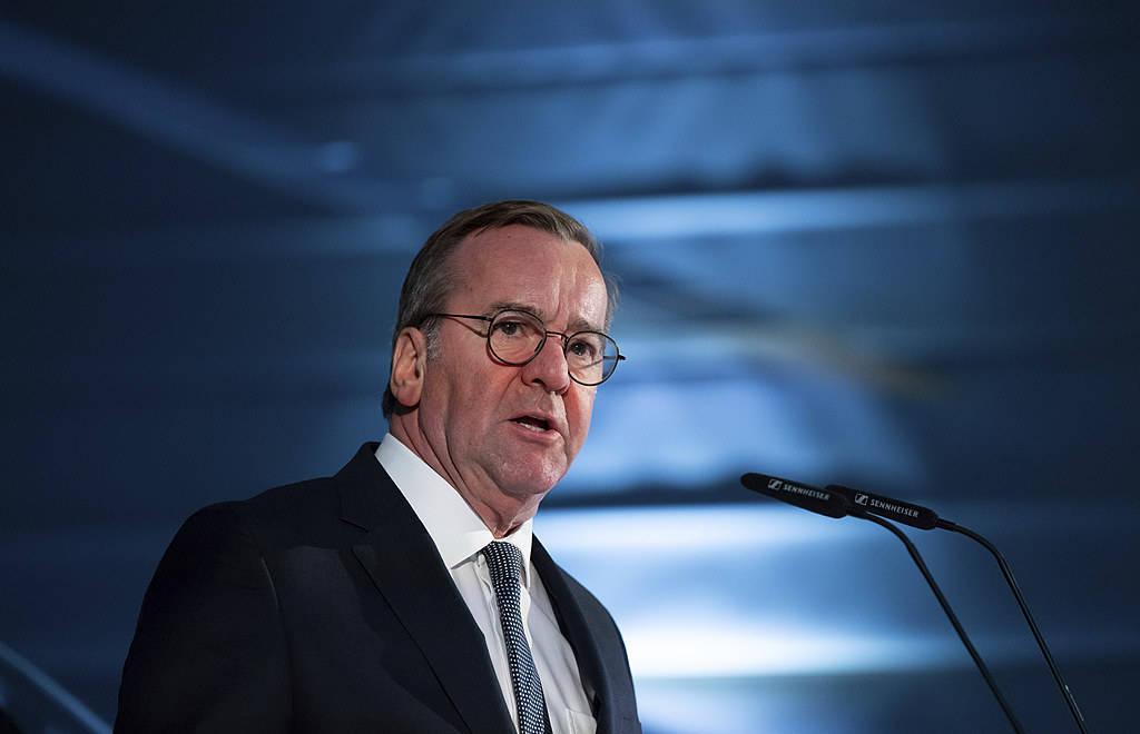 德国国防部长：欧洲与美国往来，不能像兔子看到蛇被吓倒，同美国交往要保持自信。
