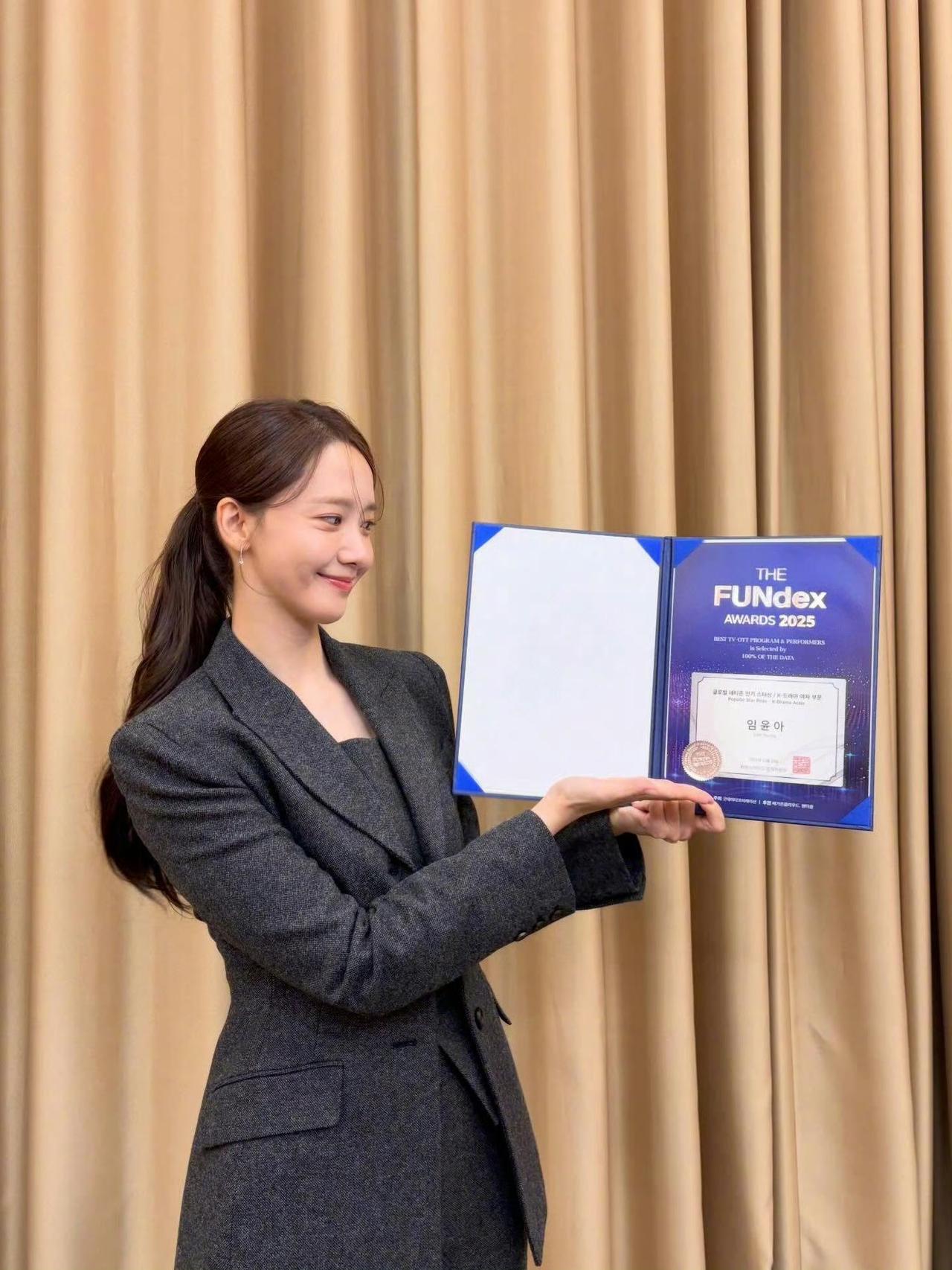 获奖美图，出道多年独特的笑容从未改变[害羞]