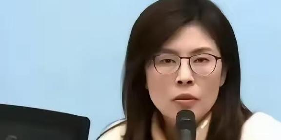万万没想到，台湾省时事评论员郑丽文竟然抛出了这么犀利的问题！她表示，“如果有一天