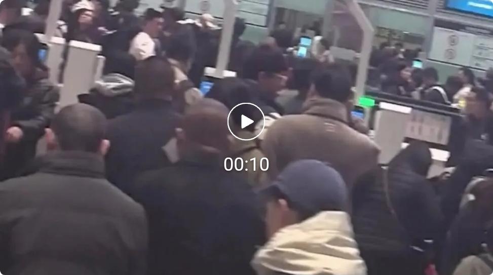 实拍：哈尔滨太平机场人山人海！-4Op0FQ