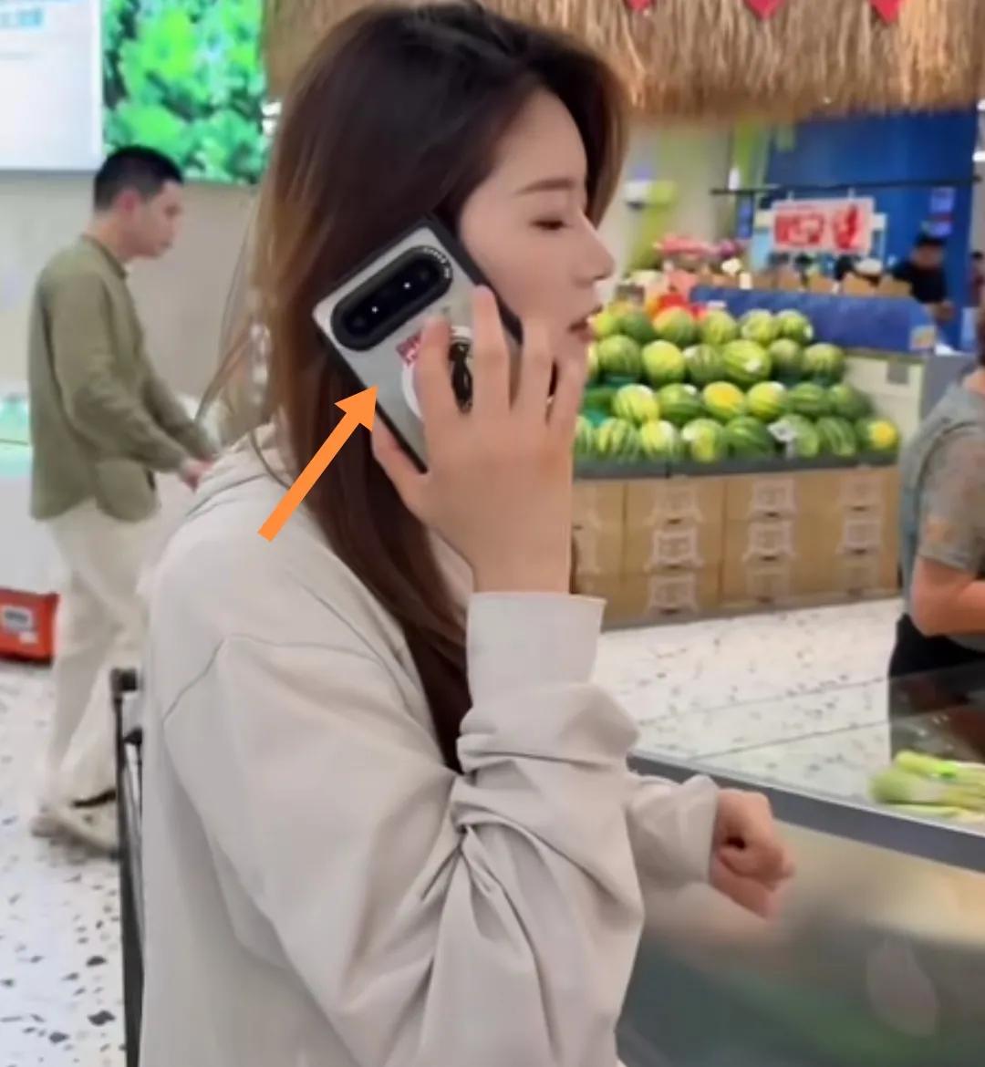 折叠手机变成微电脑，用无线鼠标。