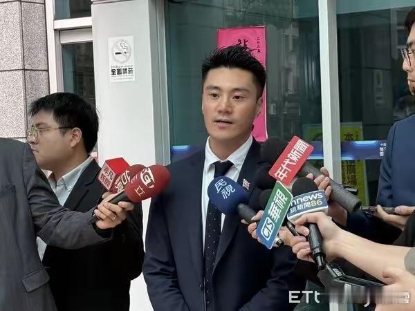 蓝营青年丁瑀批国民党真破口是郑丽文，叫嚣大陆才是敌人

国民党内部又吵起来了。这