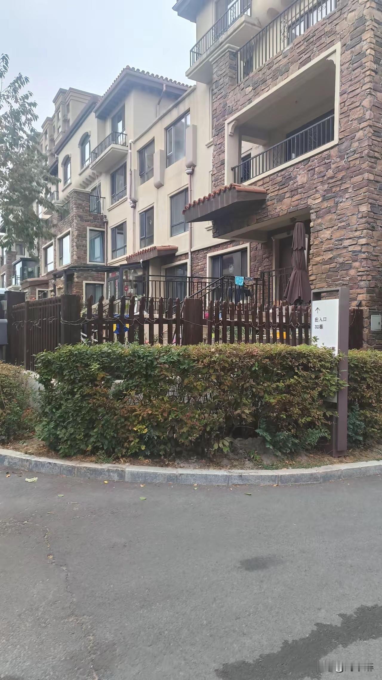 刚刚到手的三层小洋房，总面积300+，总房价200万，地处市中心，双学区房，交通