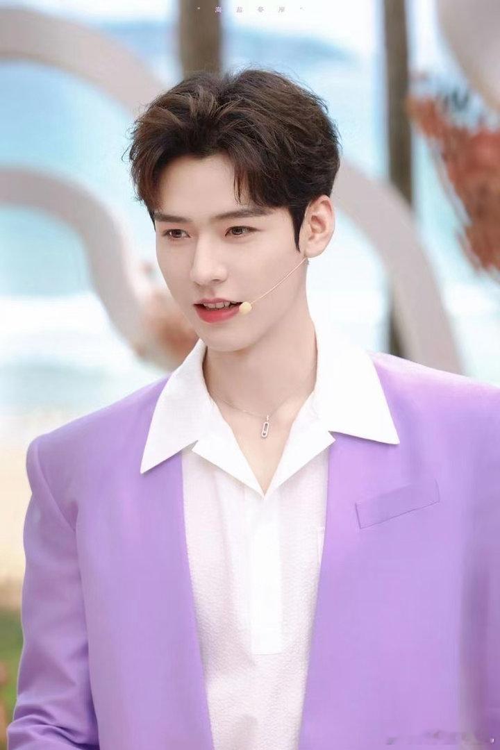 龚俊比OK那是真的很OK 这张图可以存了。他抬手比OK的那一瞬间，手指的弧度、脸