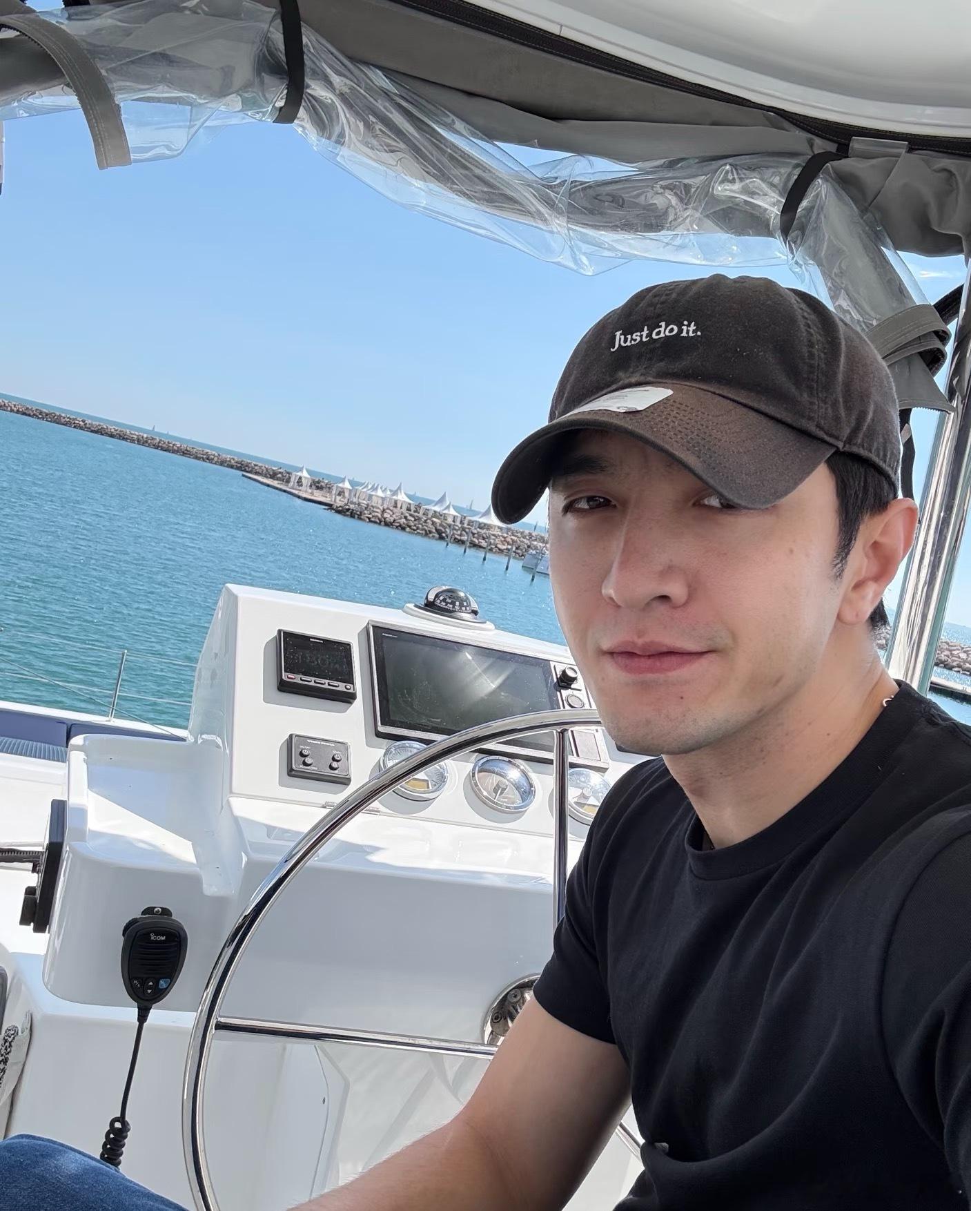 金瀚这是金瀚那他是谁 看到金瀚杂志造型的瞬间直接惊了，金丝眼镜加持下斯文与痞气兼