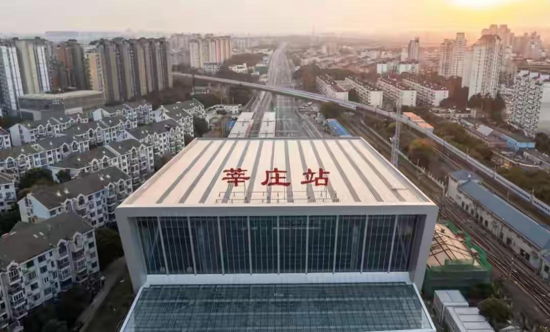 莘庄火车站，单独建造如此一座城市火车站，结果里面设计的空间极度浪费，配套功能为零