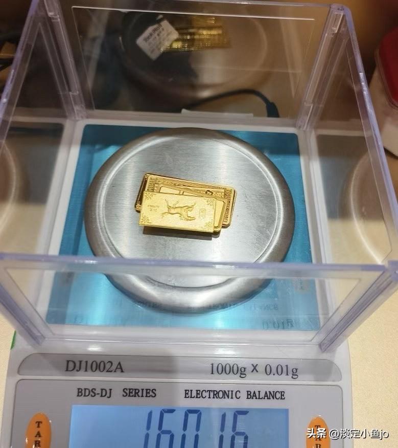 刚刷到上金所今早的开盘行情，黄金T+D盘初平开后走势平稳，卡在938元/克，白银