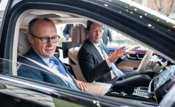 2月26日，德国总理默茨在北京参观了梅赛德斯-奔驰后，突然失去了“自信”，因为当