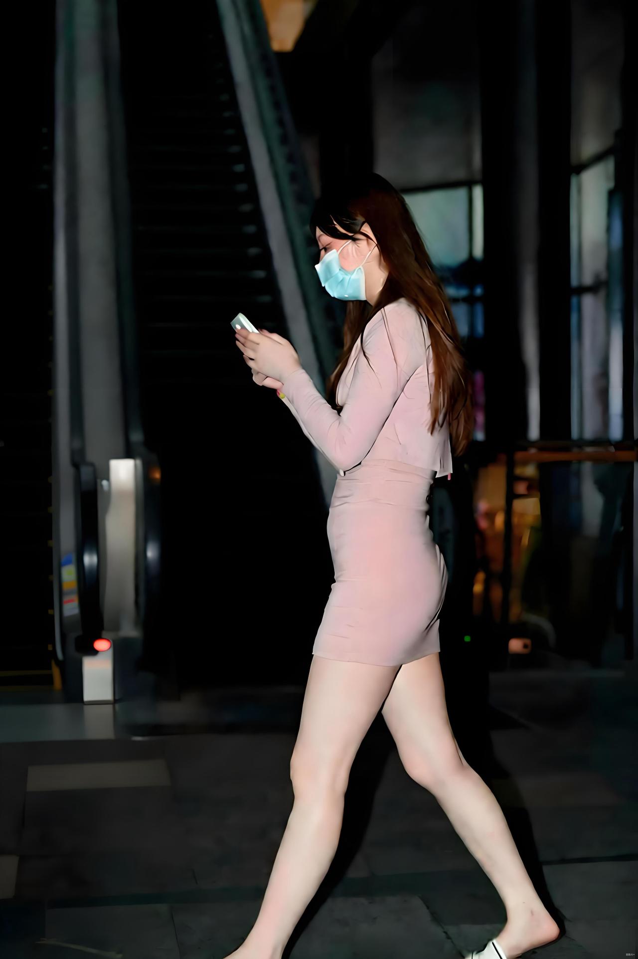 Pink）是高级的，但关键在于 “不同粉色的叠加” 和 “中性色的介入”，浅粉的