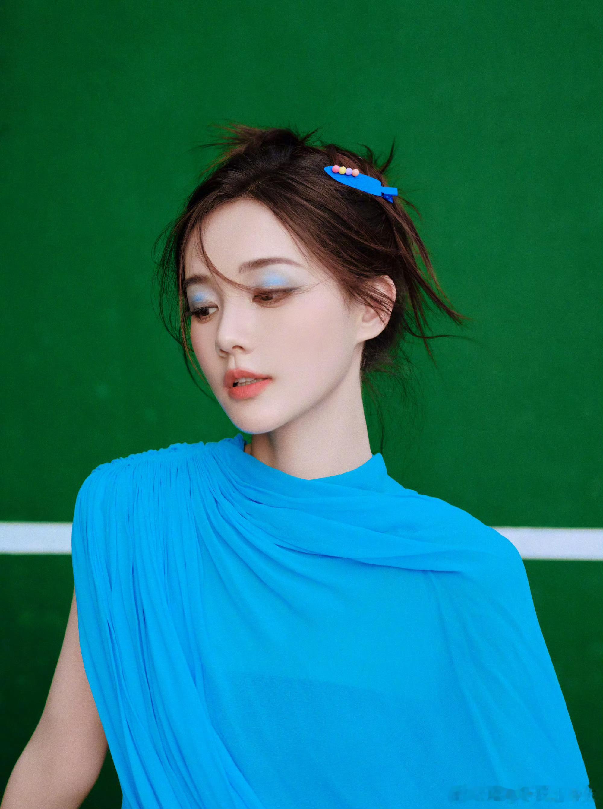 #李一桐34岁生日写真##李一桐穿五彩斑斓的蓝#李一桐穿五彩斑斓的蓝，太美了吧，