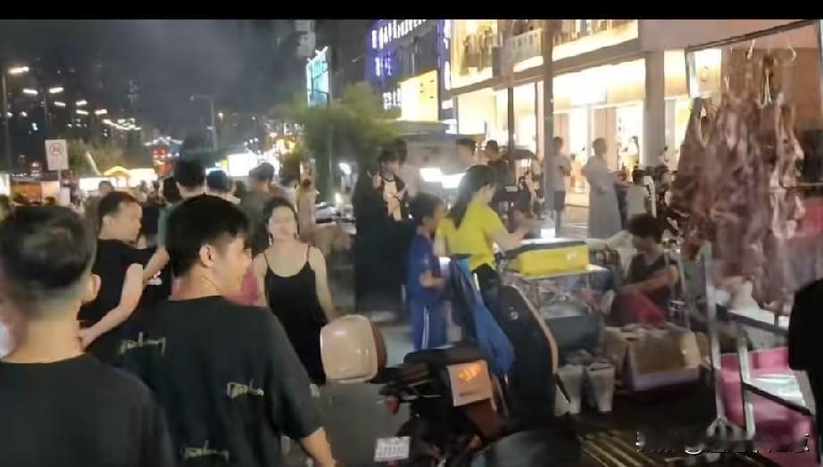 我真的那还想问一下，到底是谁在生活不容易，谁不容易生活了？现在的地摊已经卖的比店