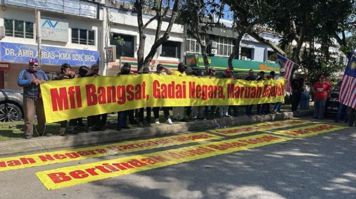 今天上午10点，70名马来西亚球迷到大马足协拉横幅了，他们是站在俱乐部利益的角度