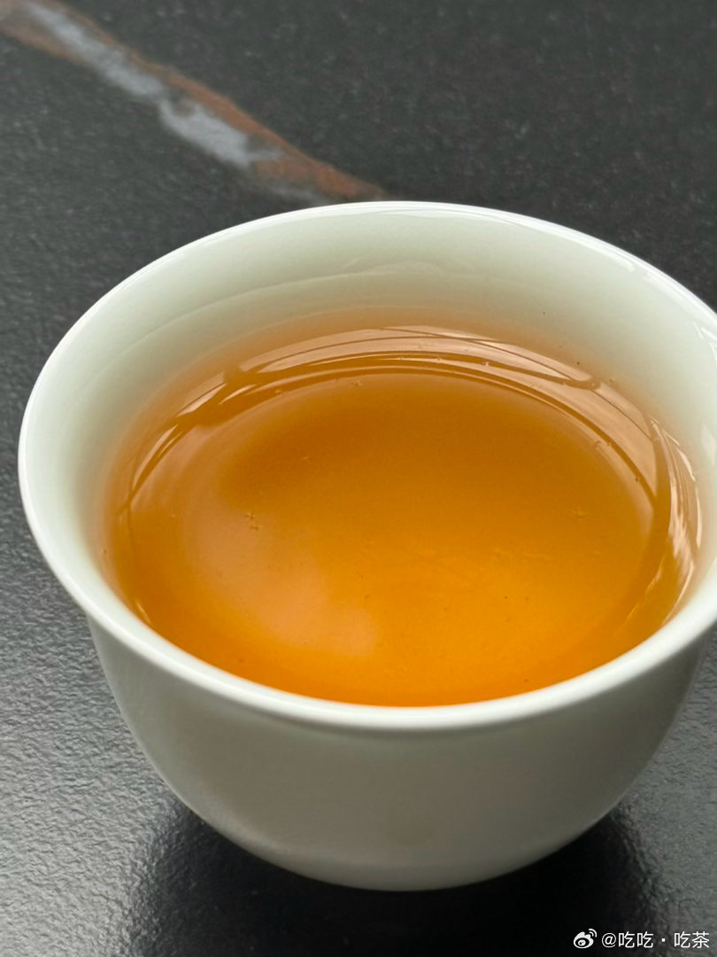 桐木挂墩老枞红茶，今春气候好，茶汤浓度高，一如既往的花果香、桂圆汤，不多描述了，