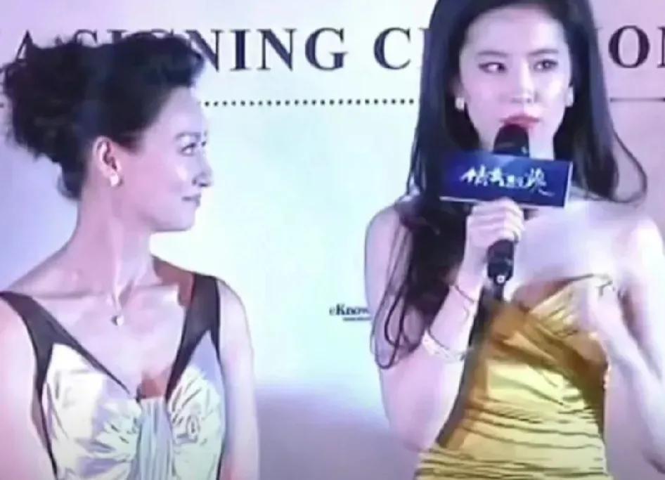 呵呵，这是什么眼神
惠英红看刘亦菲的眼神
是一种女性欣赏女性的眼神
真的想不到耶