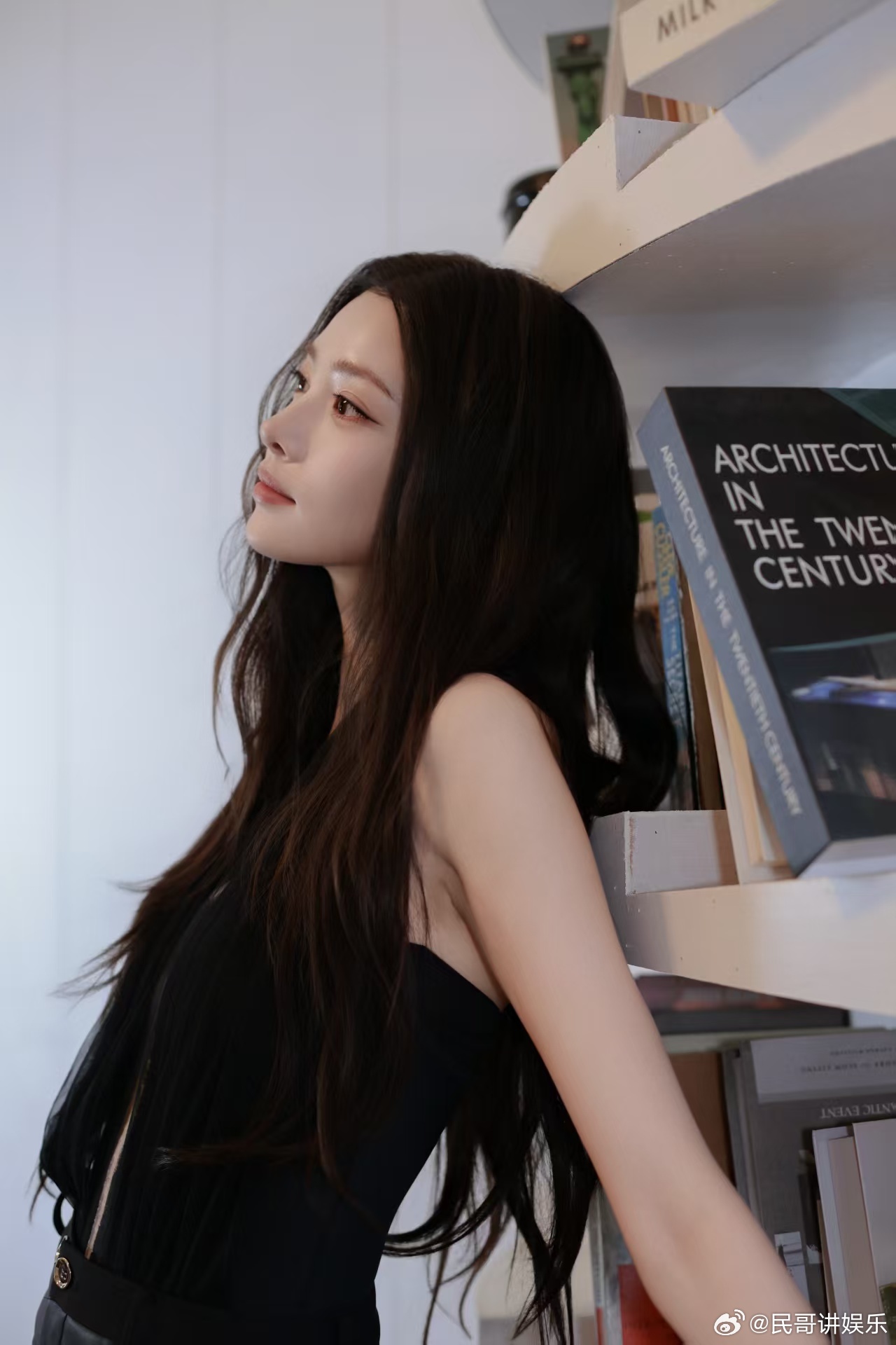 张艺上浪姐初舞台造型 重生当女团的造型好绝！黑长直温柔又灵动，白蛋糕裙甜到心坎，