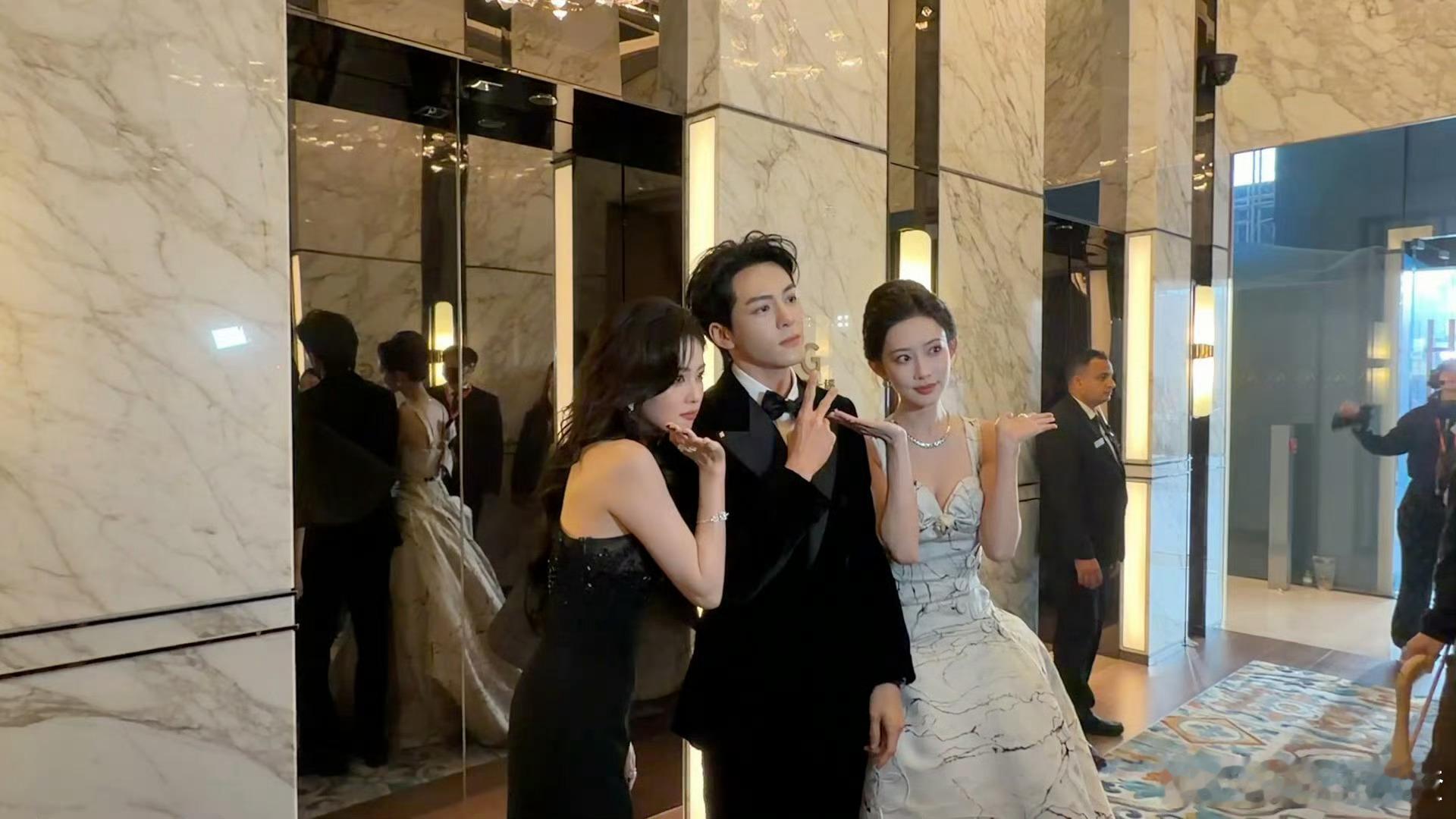 曾舜晞躲C那张合影放出来了 笑不活了！躲C名场面的高清合照来了，曾舜晞、白鹿、孟