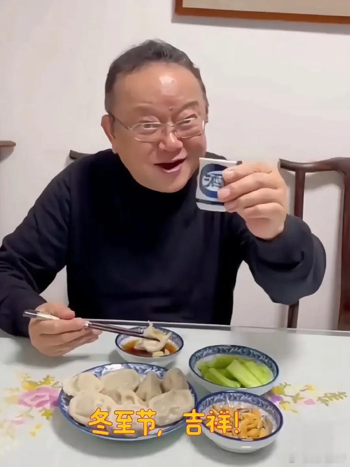 王刚移民风波后露面，冬至一个人在家吃饺子，视频中，他油光满面，看着胖了不少，但还