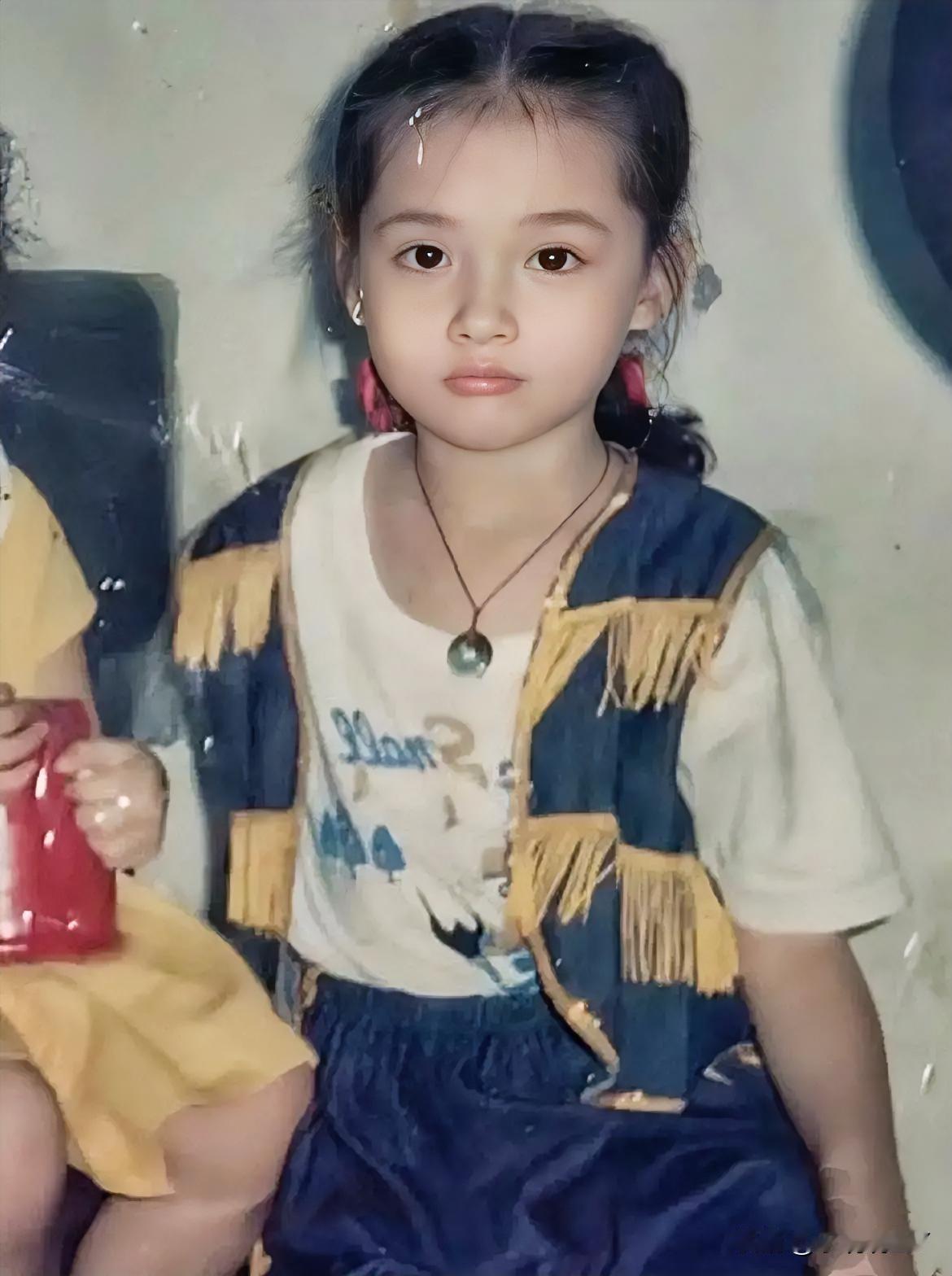 这是郭碧婷童年时期在家中的一张照片，拍摄于1990年，彼时郭碧婷6岁，眼睛水汪汪