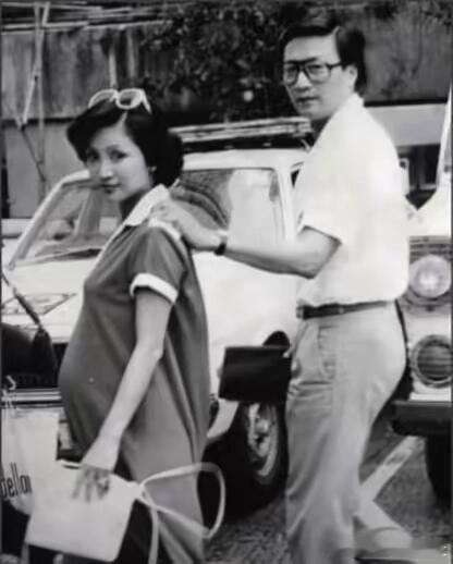 这是1980年谢贤与妻子狄波拉在街头的一张合影，也就是在这一年他们的儿子谢霆锋出