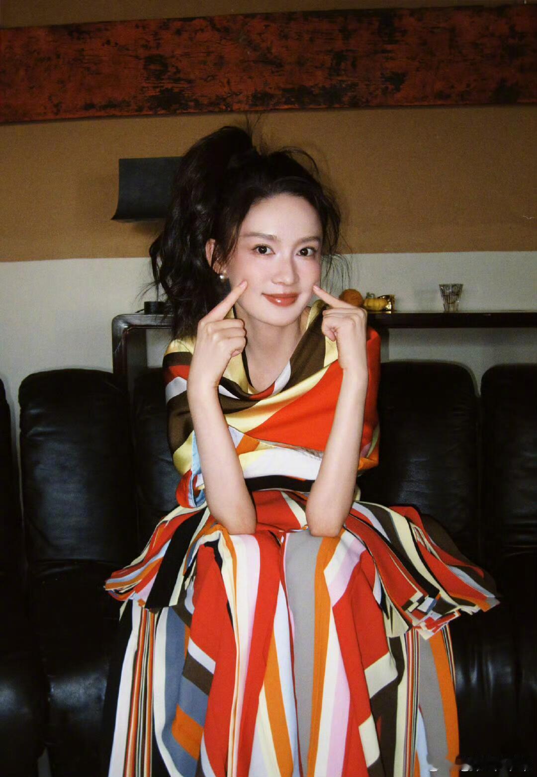 《花儿与少年7》下期预告太戳心！马思纯晕船难受，李沁立刻稳稳抱住，小身板里藏着超