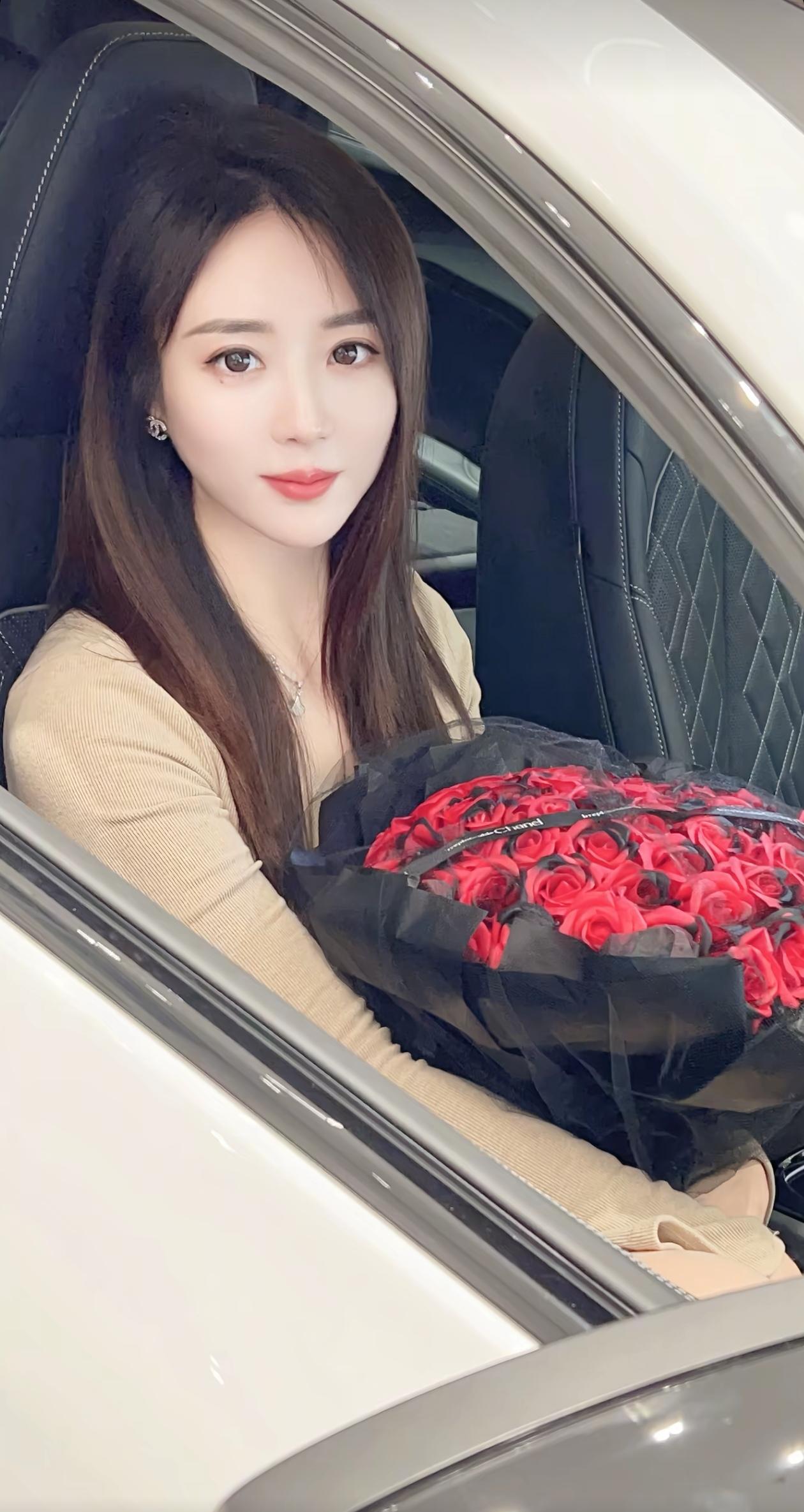 惊喜的玫瑰花束，甜蜜的约会时光