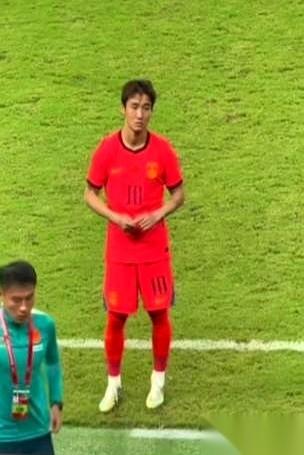 一边是国足被巴勒斯坦打出0比5的惨败，另一边却是老将吴曦得意地晒出了亚运会铜牌。