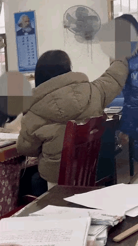 湘潭打学生的视频看了，整个过程老师的情绪都很糟，声嘶力竭地在吼叫，学生直接被吓傻