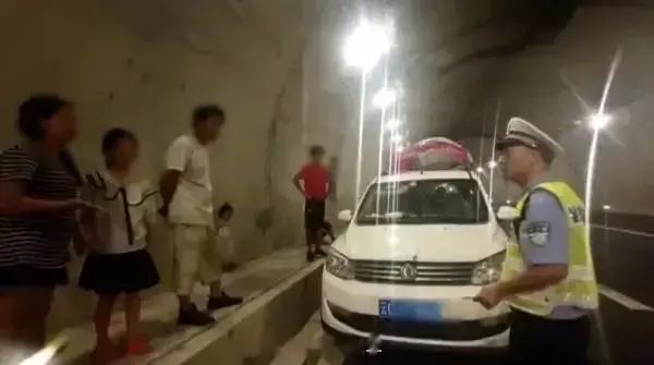 #江苏常州一隧道口发生惨烈车祸#世界之大，无奇不有。[并不简单]云南一家人，在贵