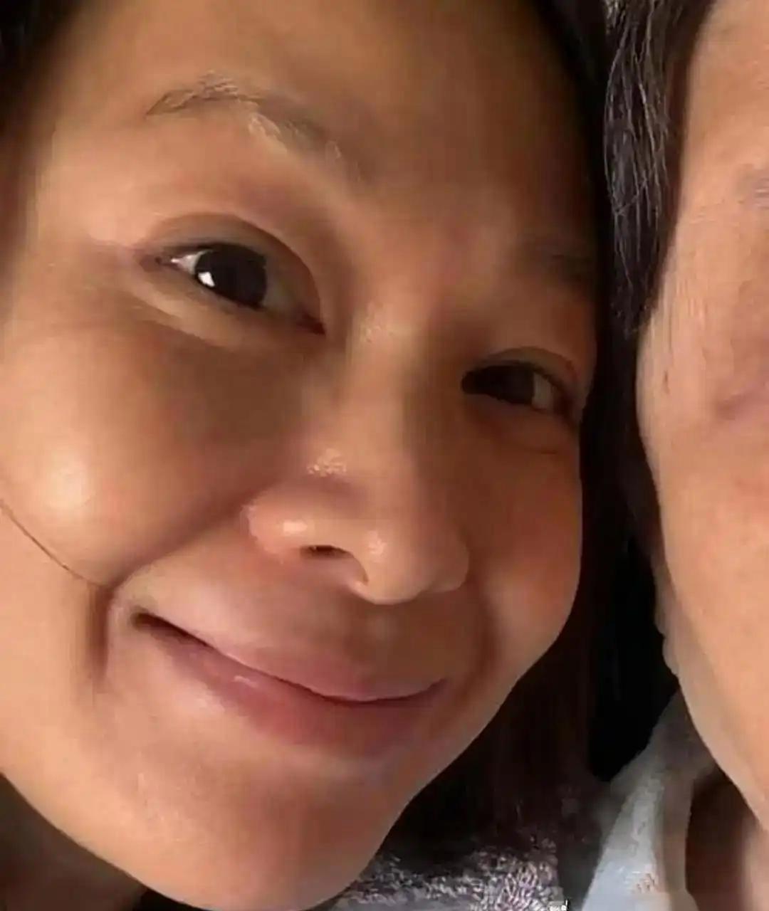 刘若英终于不装了。
56岁，镜头怼脸。
眼角的细纹，笑起来像涟漪，没藏。
微微发